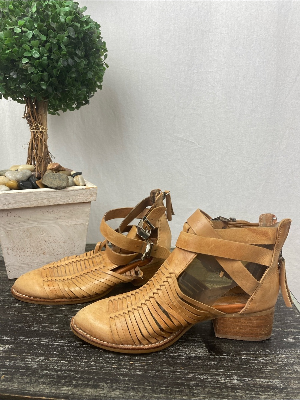 Jeffrey Campbell Brown Tan Leather Strappy Fisherman Sandals 6